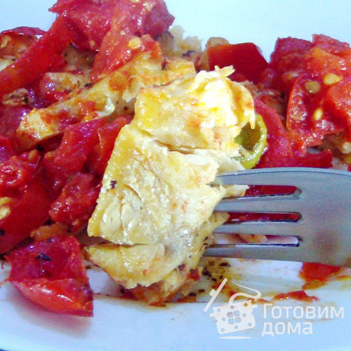Рыба, запеченная с помидорами и оливками