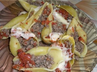 Конкильони фаршированные, под соусом из баклажанов