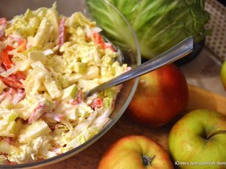 Капустный салат с яблоком и сыром