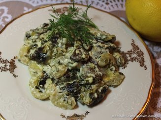 Грибы с огурцами, тушёные в сметане