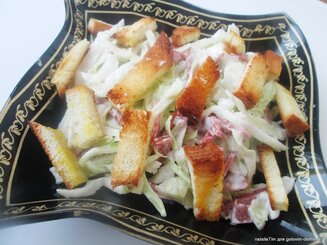 Капустный салат с колбасой и сухариками
