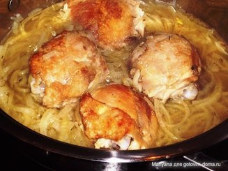 Курица, тушенная с луком