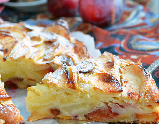 Пирог со сливами и яблоками