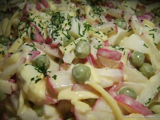 Салат из редиса с сыром и яйцами