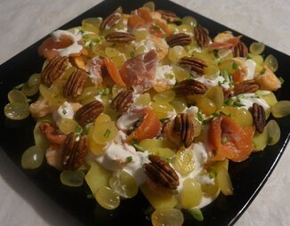 Картофельный салат с морепродуктами и виноградом