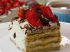Клубничный торт из печенья без выпечки