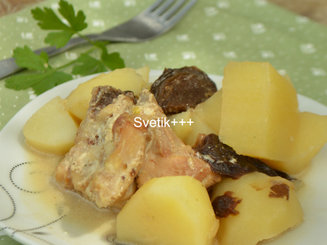Курица с черносливом и картофелем в сметане