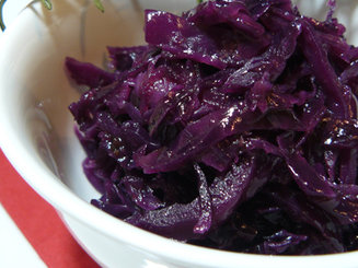 Тушеная красная капуста с розмарином и колбасками
