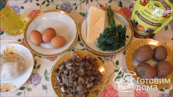 Слоеный салат с курицей, грибами и картофелем фото к рецепту 1