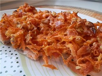 Лосось под сухофруктами