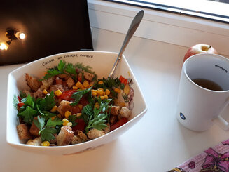 Салат с капустой, тунцом и кукурузой