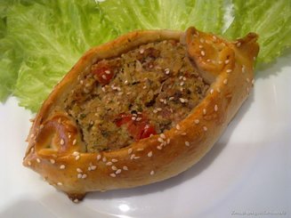 Пиде (турецкие лепешки) с фаршем, фетой и помидорами
