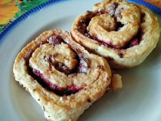 Праздничные булочки с клубникой и шоколадом