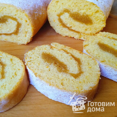 Бисквитный рулет с яблоками