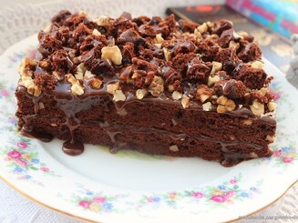 Брауни с орехами и карамелью