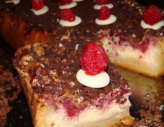 Творожный пирог с малиной и белым шоколадом