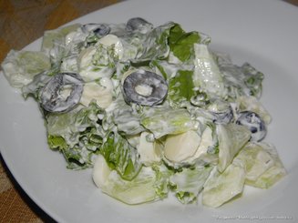 Огуречный салат с маслинами и сыром