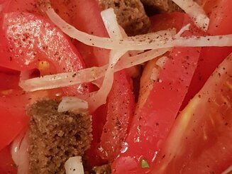 Хлебный салат с помидорами и луком