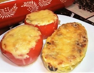 Фаршированные творогом помидоры и кабачки, запеченные под сыром