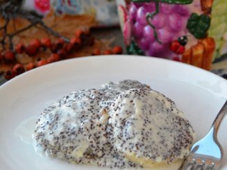Сырники в маковом соусе