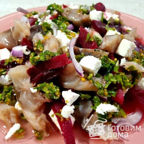 Салат с фетой, свеклой и скумбрией