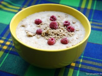 Овсяная каша с халвой и малиной