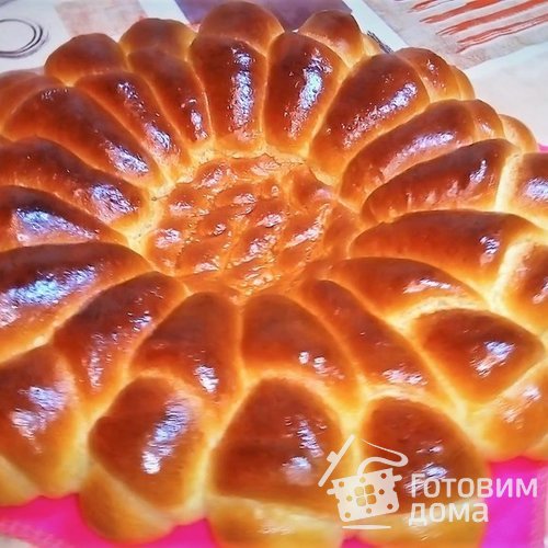 Цветок из сдобного дрожжевого теста