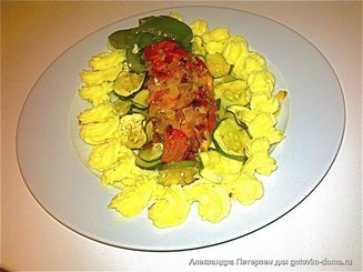 Лосось с золотистым луком в картофельных кружевах