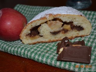 Творожный рулет с яблоками и шоколадом