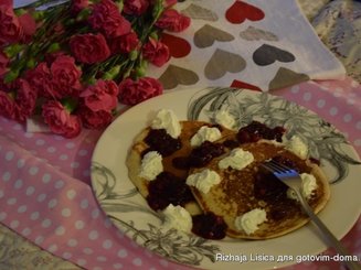 Чешские оладьи с ягодным соусом и взбитыми сливками