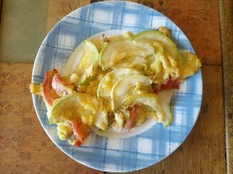 Завтрак из яиц, кабачков и сыра