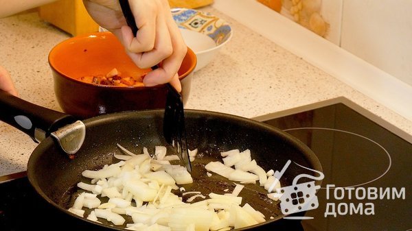 Пирог с сосисками, беконом и фасолью фото к рецепту 9