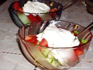 Салат из помидор с огурцами - что может быть нового?