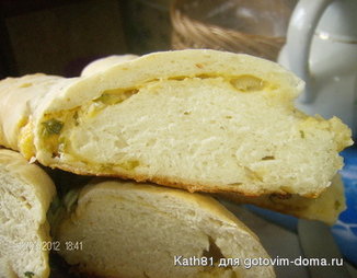 Багет с сыром, чесноком и зеленью