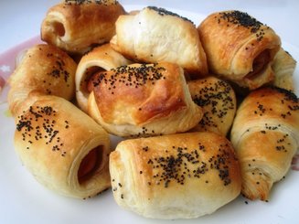 Сосиски с сыром в слоёном тесте