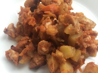 Курица с картофелем, тушенная в сметане