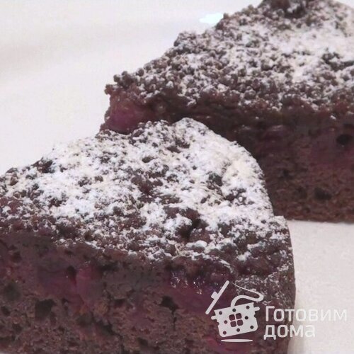 Шоколадный пирог с вишней и штрейзельной крошкой