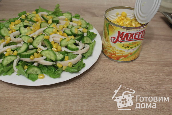 Новогодний салат с кальмарами и кукурузой фото к рецепту 2