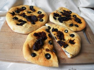 Мини фокаччи с помидорами-черри и оливками