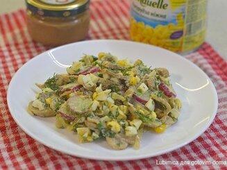 Весенний грибной салат с редисом, яйцами и кукурузой