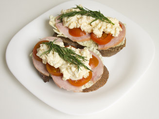 Smørrebrød - Бутерброд с ветчиной и яичным салатом