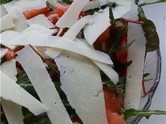 Салат из рукколы и помидорок черри с пармезаном
