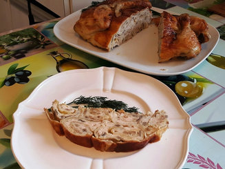 Курица, фаршированная блинами