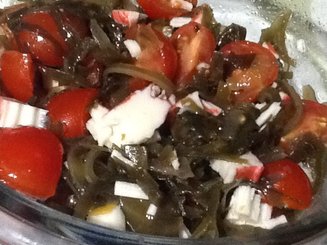 Салат из морской капусты с помидорами