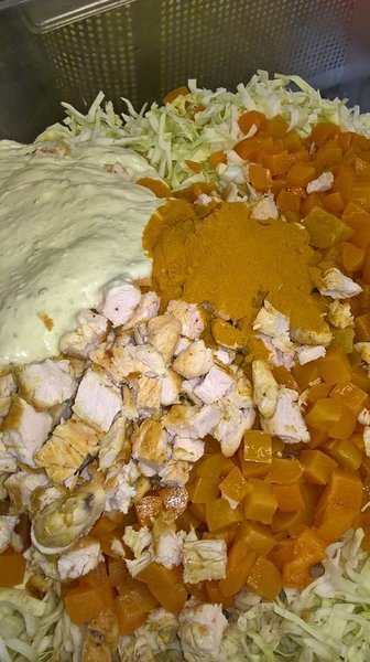 Салат с капустой, абрикосами, курицей и карри фото к рецепту 2