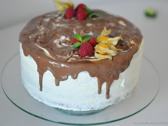   Шоколадный торт с малиновым и лимонным кремом