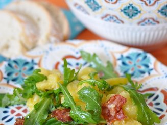 Картофельный салат с руколой и беконом