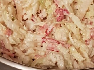 Капустный салат с яблоком и сыром