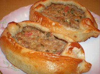 Пиде (турецкие лепешки) с фаршем, фетой и помидорами