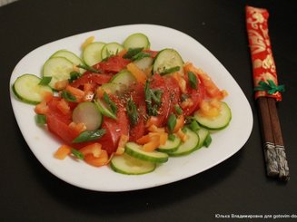 Салат из огурцов и помидоров (Лянбань Хуангуа)